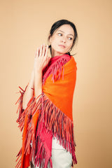Châle triangulaire 170cm x 80cm coloris orange 100% cachemire orné de franges en cuir d'agneau coloris orange.