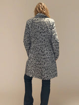 Trench 3/4 léopard déperlant, 100%polyester. Empiècement surpiqué au niveau de la taille pour cintrer. 2 poches côtés. Fente arrière.Vue dos.