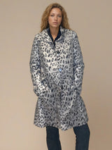 Trench 3/4 imprimé léopard déperlant, 100%polyester. Forme légèrement trapèze devant, fermeture au niveau du col, boutonnage 5 boutons, 2 poches côtés.