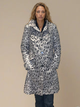 Trench 3/4 imprimé léopard déperlant, 100%polyester. Forme légèrement trapèze devant, fermeture au niveau du col, boutonnage 5 boutons, 2 poches côtés. Vue face boutonnée.