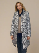 Trench 3/4 imprimé léopard déperlant, 100%polyester. Forme légèrement trapèze devant, fermeture au niveau du col, boutonnage 5 boutons, 2 poches côtés. Vue trench ouvert.