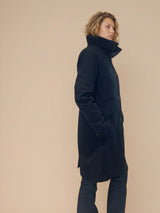 Trench 3/4 marine déperlant, 100%polyester. Forme légèrement trapèze devant, fermeture au niveau du col, boutonnage 5 boutons, 2 poches côtés. Vue profil col relevé.