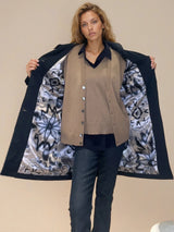 Trench 3/4 marine déperlant, 100%polyester. Doublure polyester imprimé tie and dye marine. 