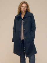 Trench 3/4 marine déperlant, 100%polyester. Forme légèrement trapèze devant, fermeture au niveau du col, boutonnage 5 boutons, 2 poches côtés. Vue face: trench déboutonné.