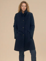 Trench 3/4 marine déperlant, 100%polyester. Forme légèrement trapèze devant, fermeture au niveau du col, boutonnage 5 boutons, 2 poches côtés. Vue face boutonnée.