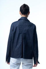 Veste en denim brut, col chemise. Plis creux dans le dos. Manches longues avec revers ouvert. Veste doublée.