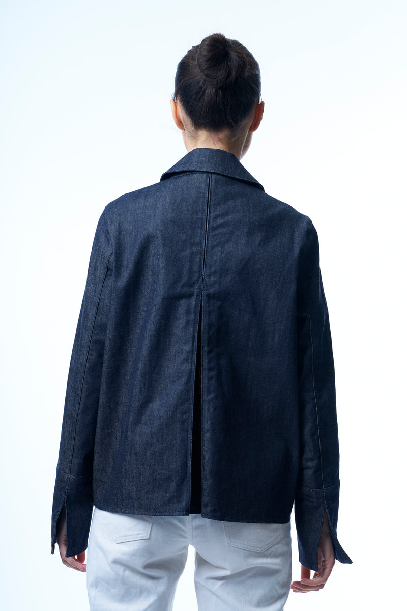 Veste en denim brut, col chemise. Plis creux dans le dos. Manches longues avec revers ouvert. Veste doublée.