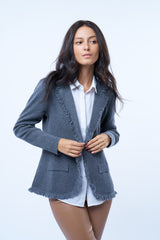 Veste manches longues grise en cachemire, laine et mérinos. La veste est bordée tout le long du col tailleur et en bas de petites franges grises en laine, se ferme avec 1 bouton et a  2 fausses poches sur les côtés. Coupe droite.