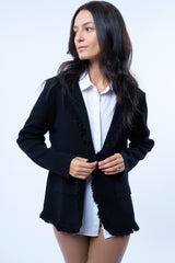 Veste manches longues noire en cachemire, laine et mérinos. La veste est bordée tout le long du col tailleur et en bas de petites franges noires en laine, se ferme avec 1 bouton et a  2 fausses poches sur les côtés. Coupe droite.