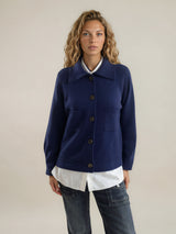 Veste Bianca bleue en maille cachemire, soie et mérinos, coupe blouson, vue de face.