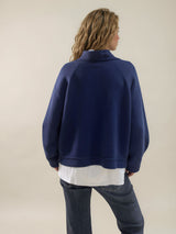 Veste Bianca bleue courte en maille, manches raglan et large col, vue de dos.