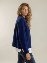 Veste Bianca bleue en cachemire, soie et mérinos, vue de profil.