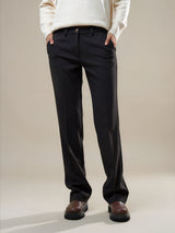 Pantalon Pamela chocolat à coupe droite, vue complémentaire du modèle.