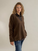 Pull Leon Luxe col V en cachemire et soie, coloris chocolat, THEN PARIS – vue de profil