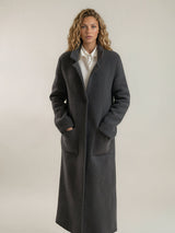 Manteau Rita gris long en cachemire, soie et mérinos, col tailleur et fermeture un bouton, vue de face.