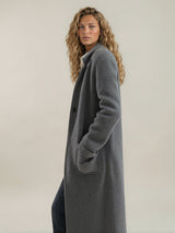 Manteau Rita gris long en maille cachemire, soie et mérinos, vue de profil.