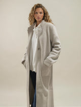 Manteau Rita long à col tailleur et poches plaquées, vue de côté.