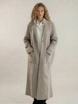 Manteau Rita beige long en cachemire, soie et mérinos, col tailleur, vue de face.