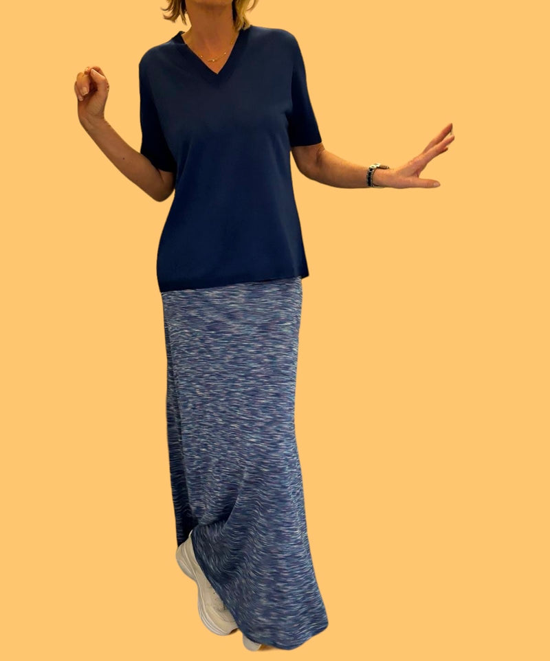 T-shirt femme FIRENZE bleu uni:  forme droite, col V, manches courtes en maille viscose légèrement brillante, ressenti fluide, présenté avec une jupe en viscose imprimé bleu