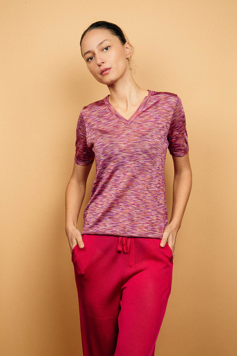 T-shirt femme avec un imprimé rose : mélange de nuances de rose, de violet, de blanc, dans un graphisme strié, forme droite, col V, manches courtes en maille viscose légèrement brillante, ressenti fluide.