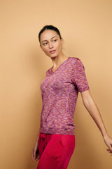 T-shirt femme avec un imprimé rose : mélange de nuances de rose, de violet, de blanc, dans un graphisme strié, forme droite, col V, manches courtes en maille viscose légèrement brillante, ressenti fluide à associer avec un pantalon en viscose uni rose fushia.