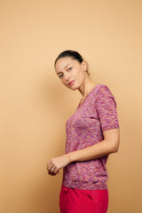 T-shirt femme avec un imprimé rose : mélange de nuances de rose, de violet, de blanc, dans un graphisme strié, forme droite, col V, manches courtes en maille viscose légèrement brillante, ressenti fluide à associer avec un pantalon en viscose  uni rose fushia, vue côté.