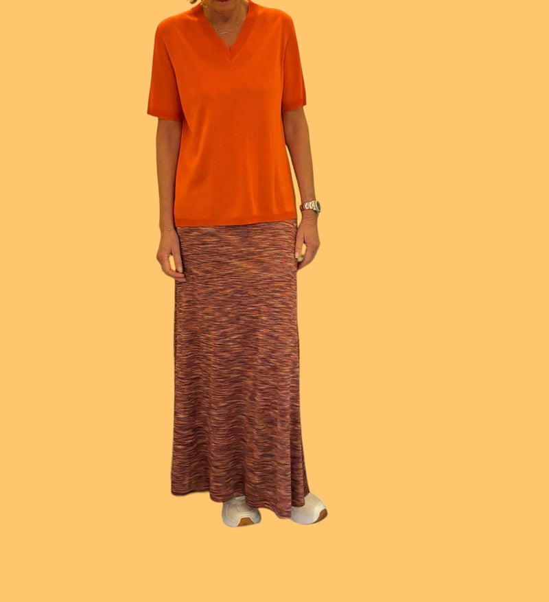 T-shirt femme FIRENZE orange uni:  forme droite, col V, manches courtes en maille viscose légèrement brillante, ressenti fluide, présenté avec une jupe en viscose imprimé orange.
