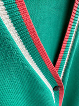 Gilet MALTA vert tendre en coton épais. Bande composée de 3 rayures: blanche, vert tendre, orange  sur toute l'encolure.